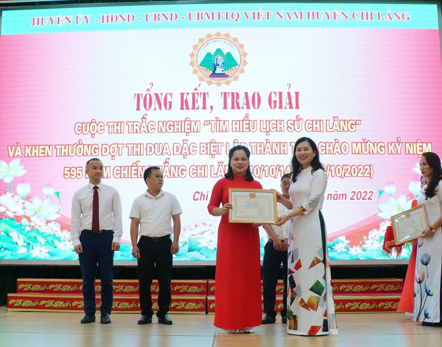 Ngày càng có nhiều phụ nữ khẳng định vai trò của mình trên các lĩnh vực của đời sống xã hội (Trong ảnh: Đồng chí Trần Thanh Nhàn, Bí thư Huyện ủy Chi Lăng trao giải cho cá nhân đoạt giải tại Cuộc thi trắc nghiệm “Tìm hiểu lịch sử Chi Lăng” - Ảnh TL)