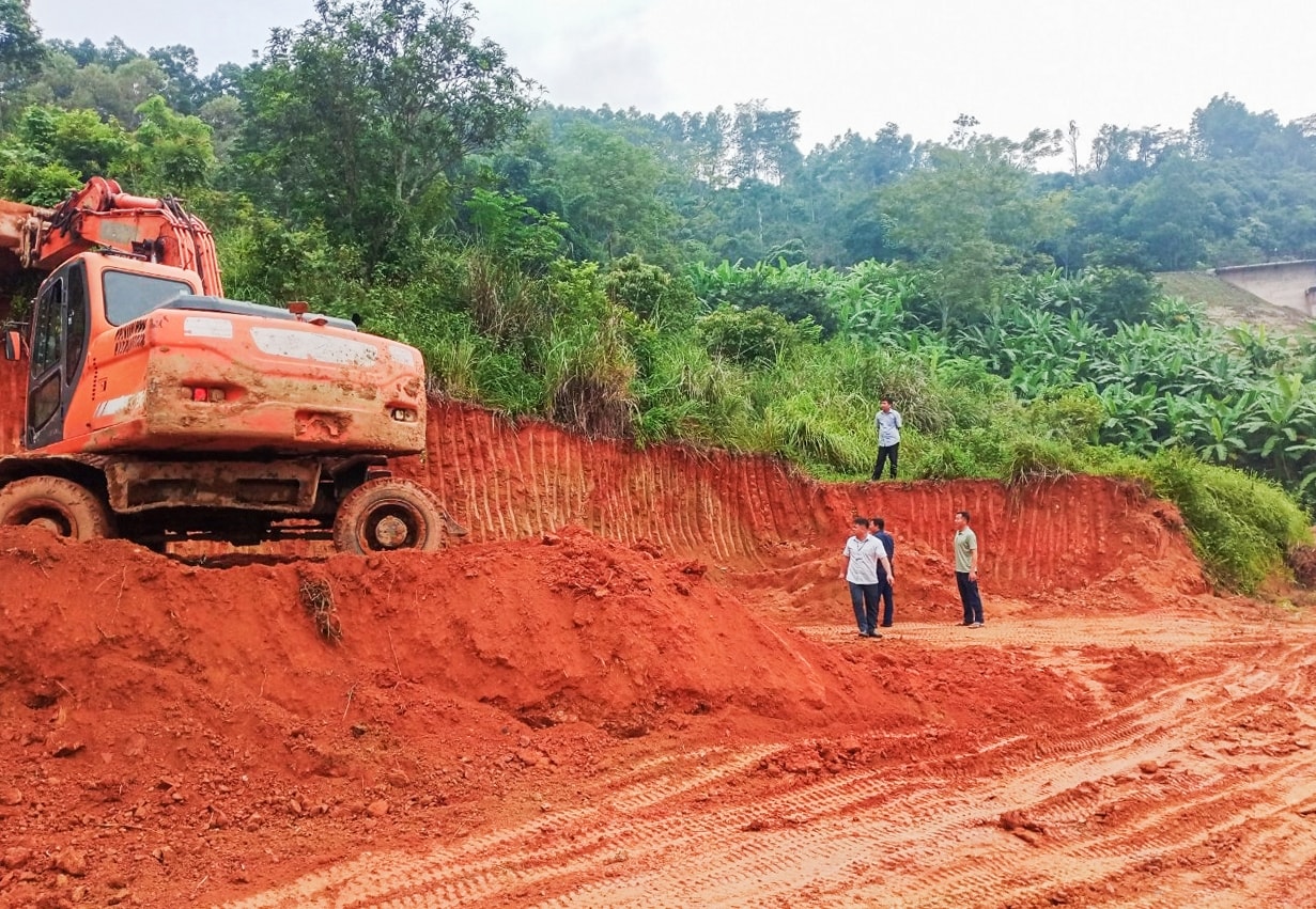 Hiện nay, công tác giải phóng mặt bằng để xây dựng công trình Trường mầm non xã Bắc Thủy đã hoàn thiện, đơn vị thi công đang làm mặt bằng để tiến hành xây dựng Hiện nay, công tác giải phóng mặt bằng để xây dựng công trình Trường mầm non xã Bắc Thủy đã hoàn thiện, đơn vị thi công đang làm mặt bằng để tiến hành xây dựng