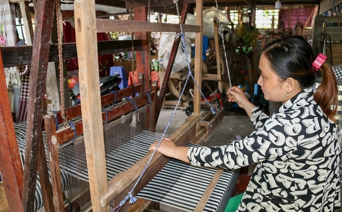 Một số gia đình vẫn giữ lại máy dệt thủ công để kết hợp tăng tính trải nghiệm cho du khách. Ảnh: DT. 