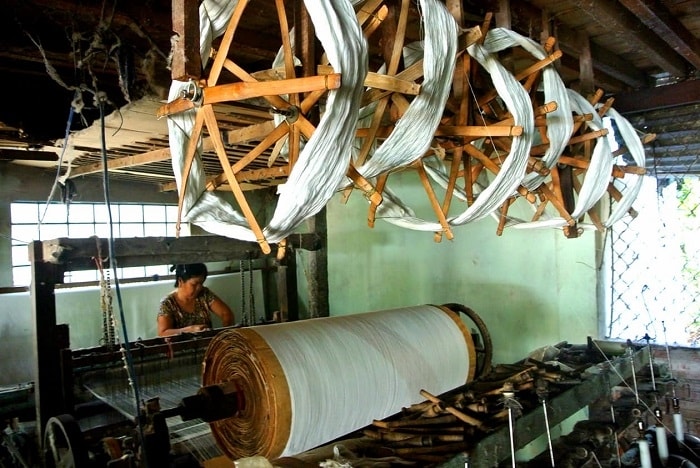 Chiếc khăn rằn trải qua nhiều công đoạn để hoàn thiện sản phẩm. 