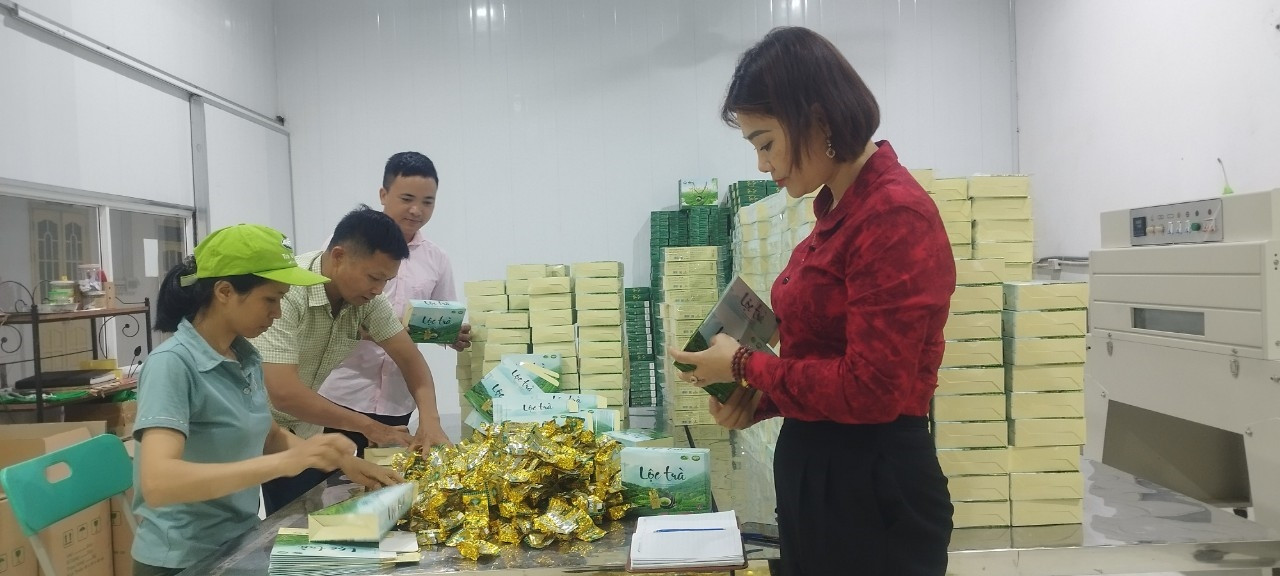 Sản phẩm chè của Công ty cổ phần trà Việt Thái xã Phúc Thuận, TP Phổ Yên đã được ứng dụng cơ giới hóa trong quy trình đóng gói chè Sản phẩm chè của Công ty cổ phần trà Việt Thái xã Phúc Thuận, TP Phổ Yên đã được ứng dụng cơ giới hóa trong quy trình đóng gói chè