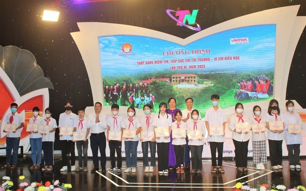 Thái Nguyên: Trao tặng gần 1 tỷ đồng cho học sinh có hoàn cảnh khó khăn Thái Nguyên: Trao tặng gần 1 tỷ đồng cho học sinh có hoàn cảnh khó khăn