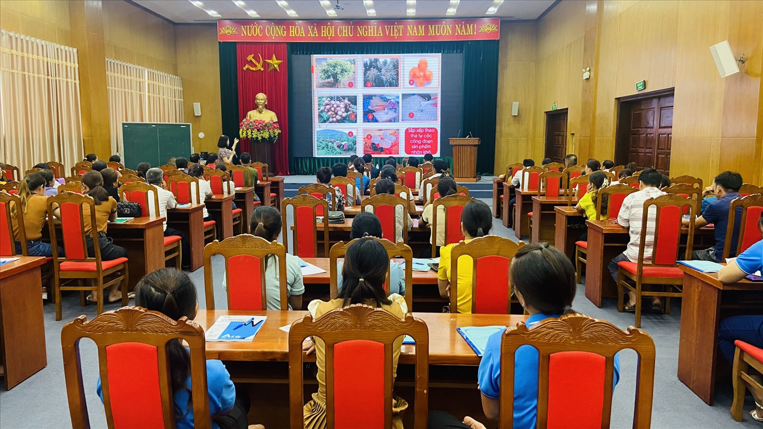  Giảng viên đang trao đổi kiến thức cùng các học viên tại lớp tập huấn.
