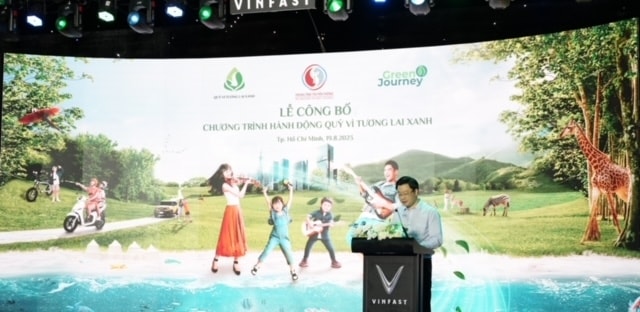 Ông Lý Minh Tuấn, đại diện Ban điều hành Quỹ Vì Tương lai Xanh công bố 10 chương trình hành động trọng điểm của Quỹ