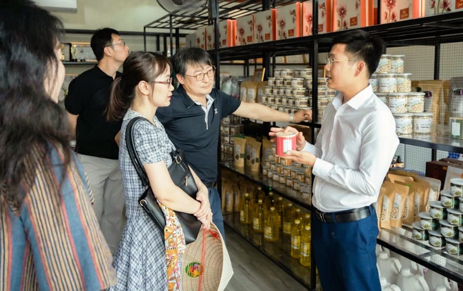 Phạm Kim Tiến giới thiệu sản phẩm chế biến từ sen đến du khách Phạm Kim Tiến giới thiệu sản phẩm chế biến từ sen đến du khách