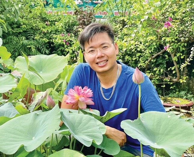 Phạm Kim Tiến là người đưa sen ngàn cánh về trồng đầu tiên Phạm Kim Tiến là người đưa sen ngàn cánh về trồng đầu tiên