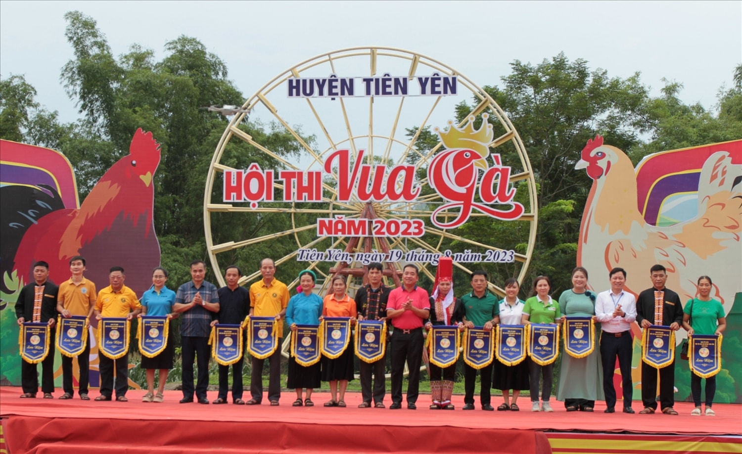 Ban Chỉ đạo và Ban Tổ chức trao cờ lưu niệm cho các đội thi