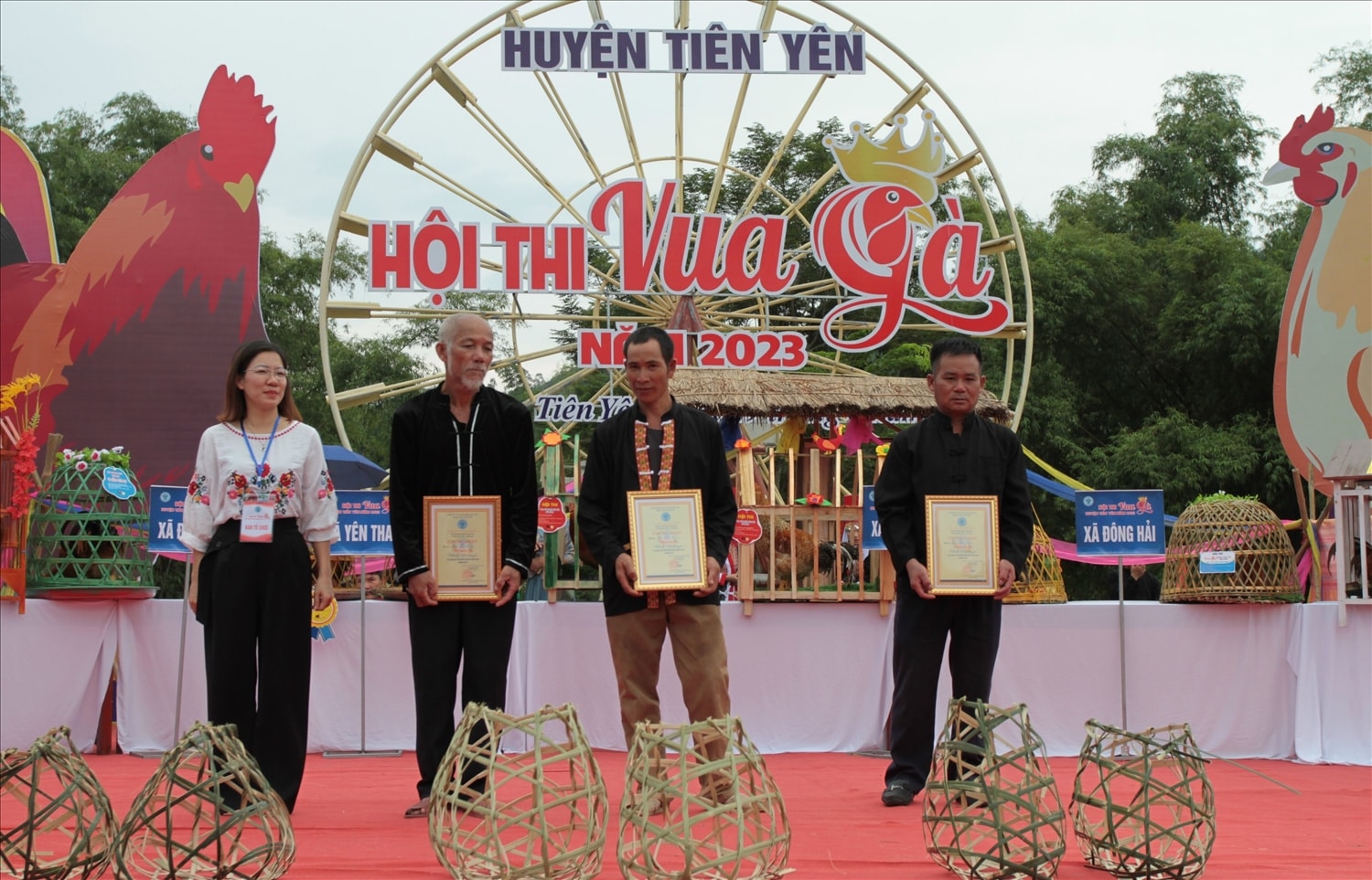 Giám khảo trao giải các nội dung thi đan lồng gà