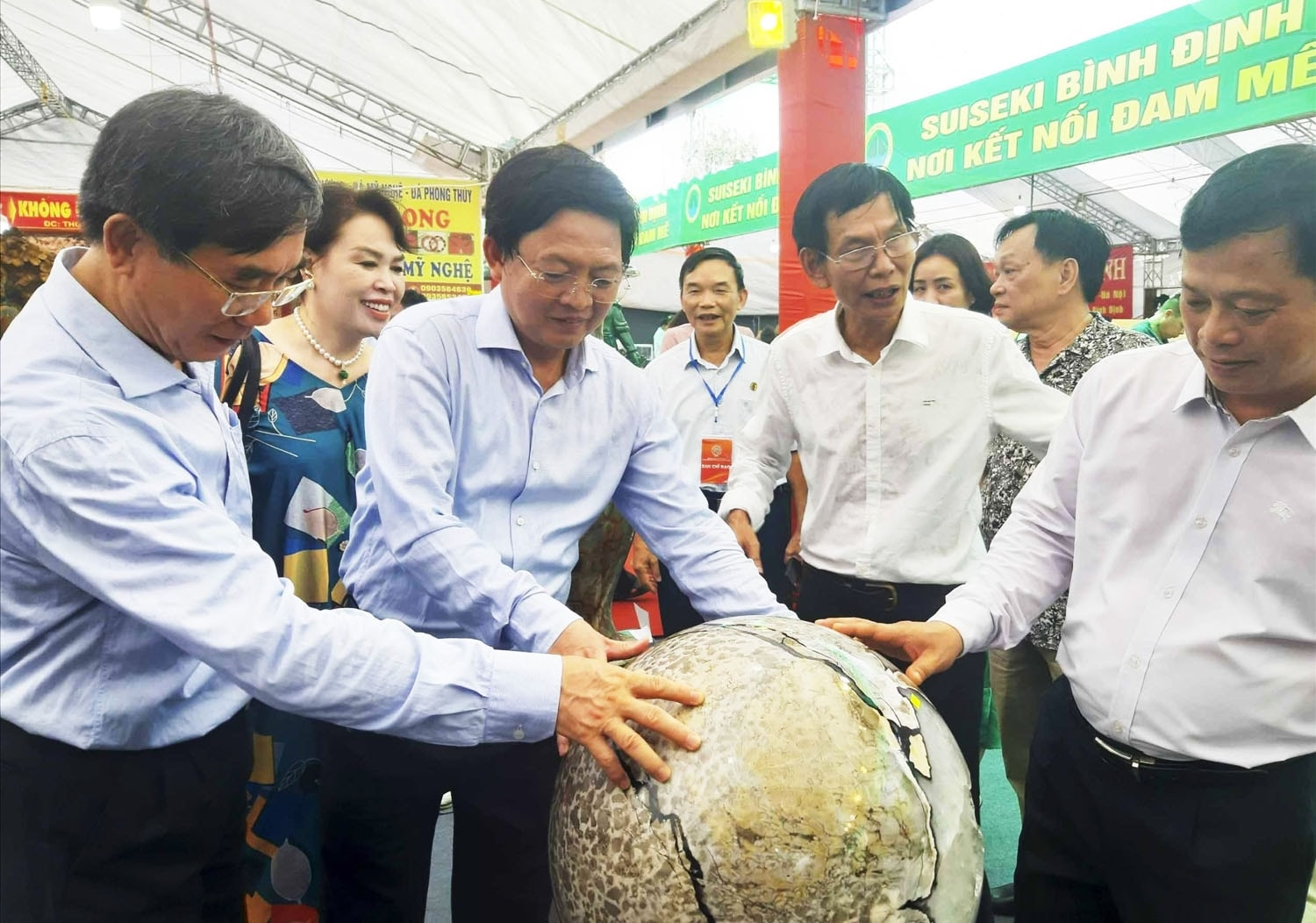 Các đại biểu tham quan gian hàng trưng bày đá phong thủy tại Triển lãm