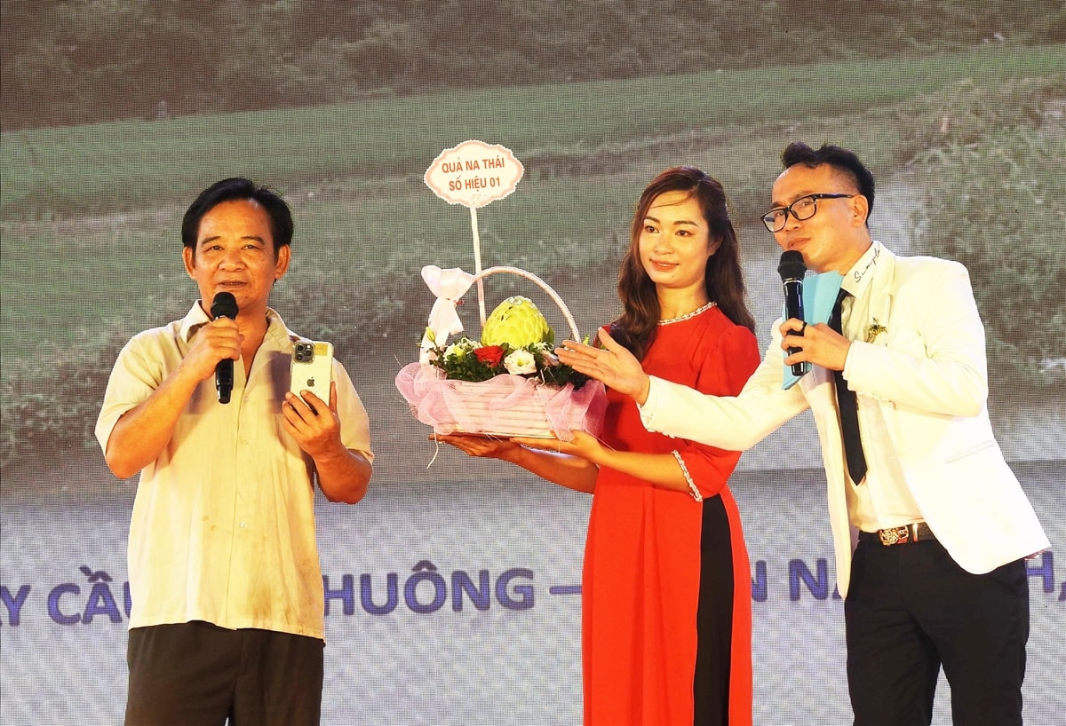 Màn đấu giá na nhằm gây quỹ cho các hoạt động an sinh xã hội trên địa bàn huyện