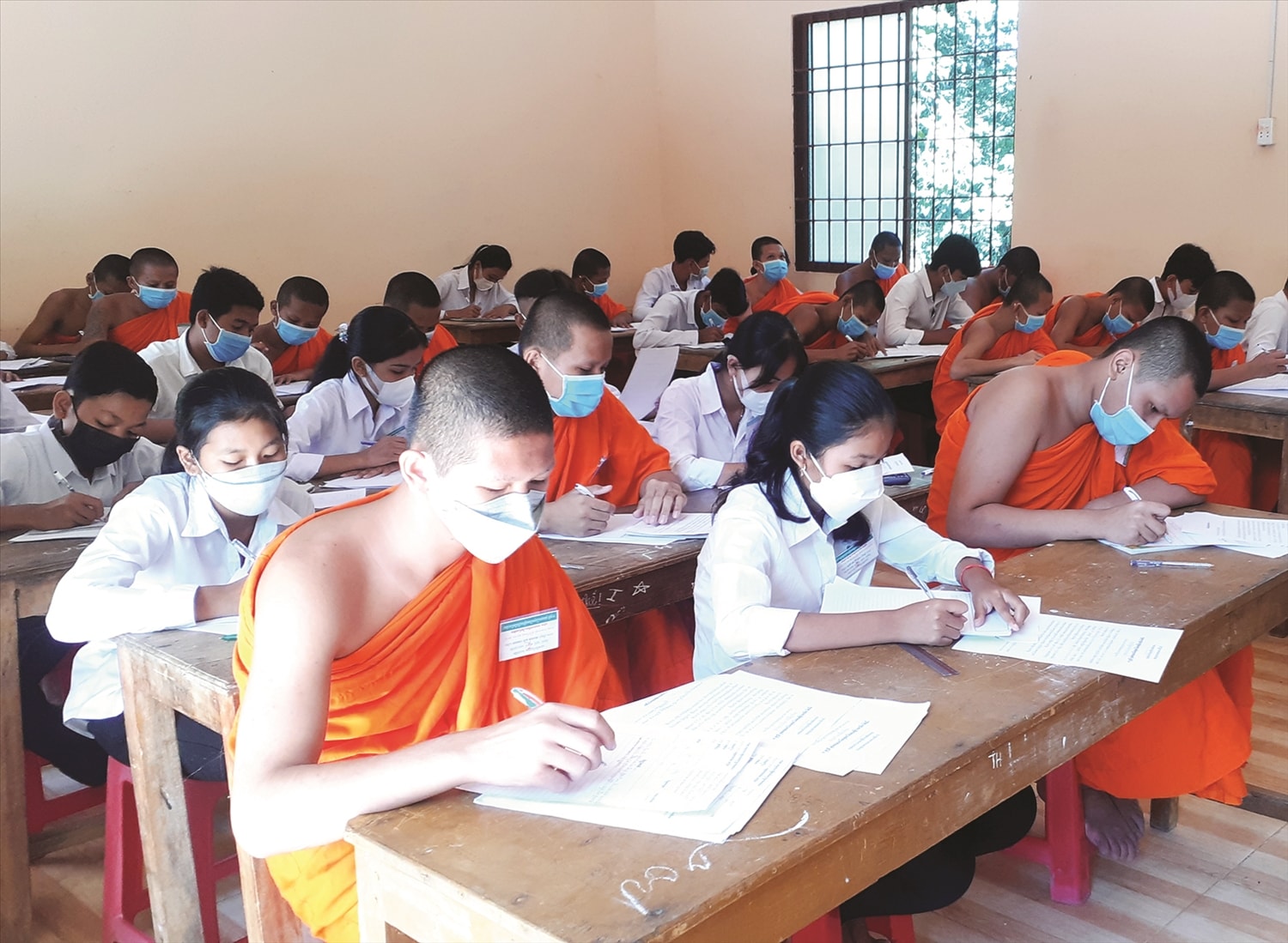 Những lớp học Hè chữ Khmer miễn phí của trẻ em và tăng sinh Khmer ở các phum sóc tỉnh Sóc Trăng.