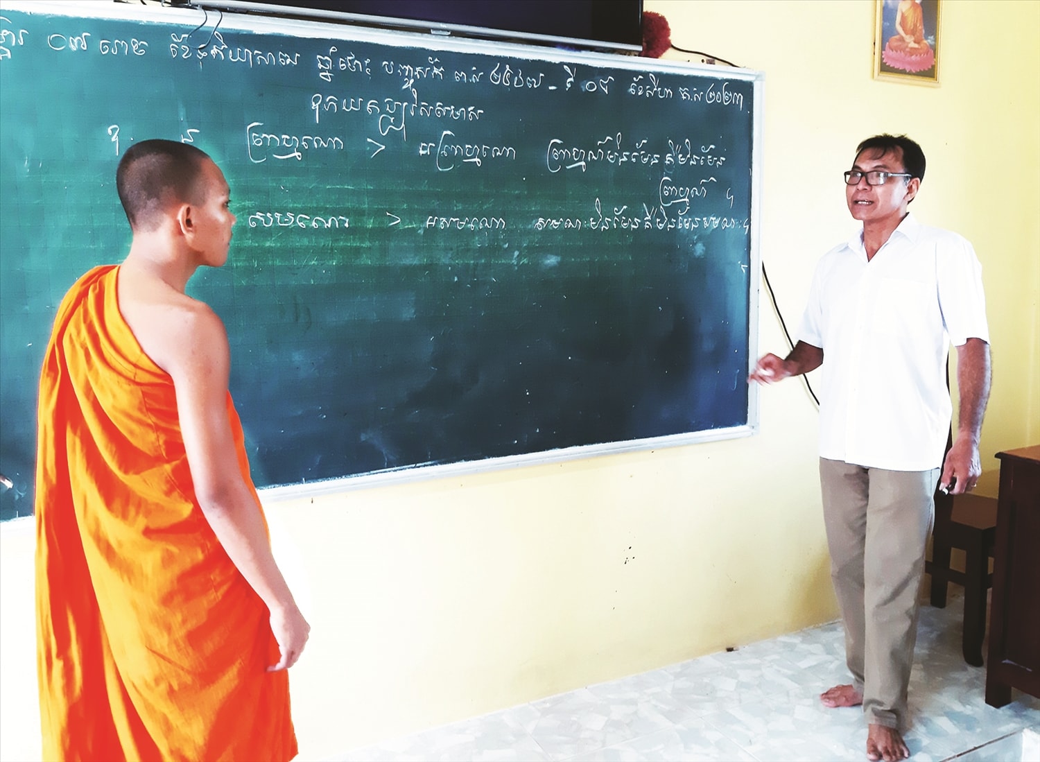 Thầy Huỳnh Thanh Tèo giải thích từ tiếng Pali sang tiếng Khmer  cho các vị tăng sinh.