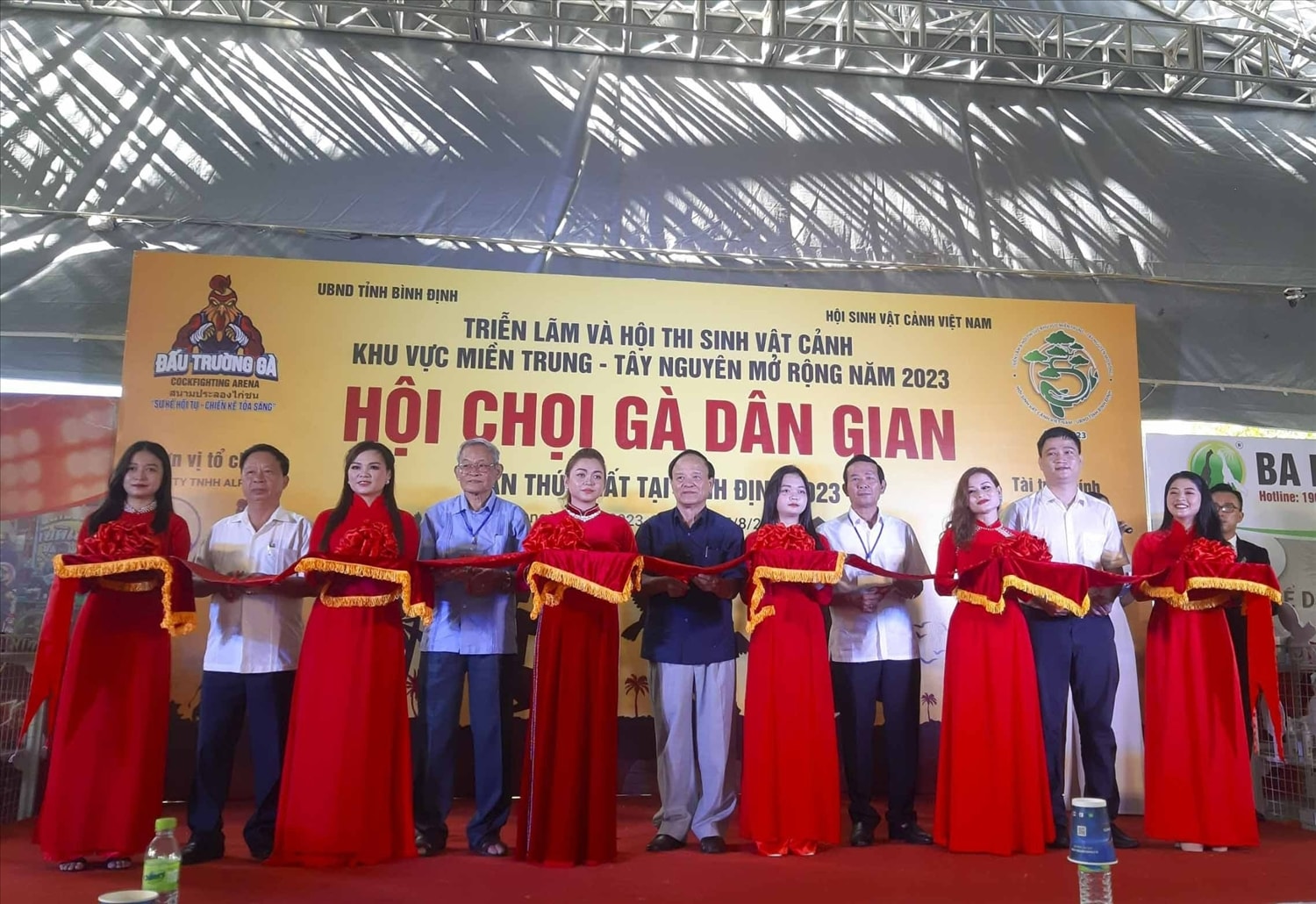Các đại biểu cắt băng khai mạc Hội Chọi gà dân gian - Bình Định lần thứ nhất năm 2023