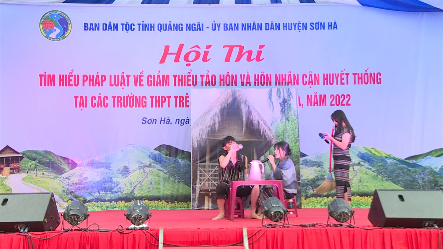 Thông qua hình thức sân khấu hóa, tổ chức hội thi tìm hiểu pháp luật về giảm thiểu tảo hôn và hôn nhân cận huyết thống nhằm tuyên truyền nâng cao nhận thức cho người dân về tảo hôn