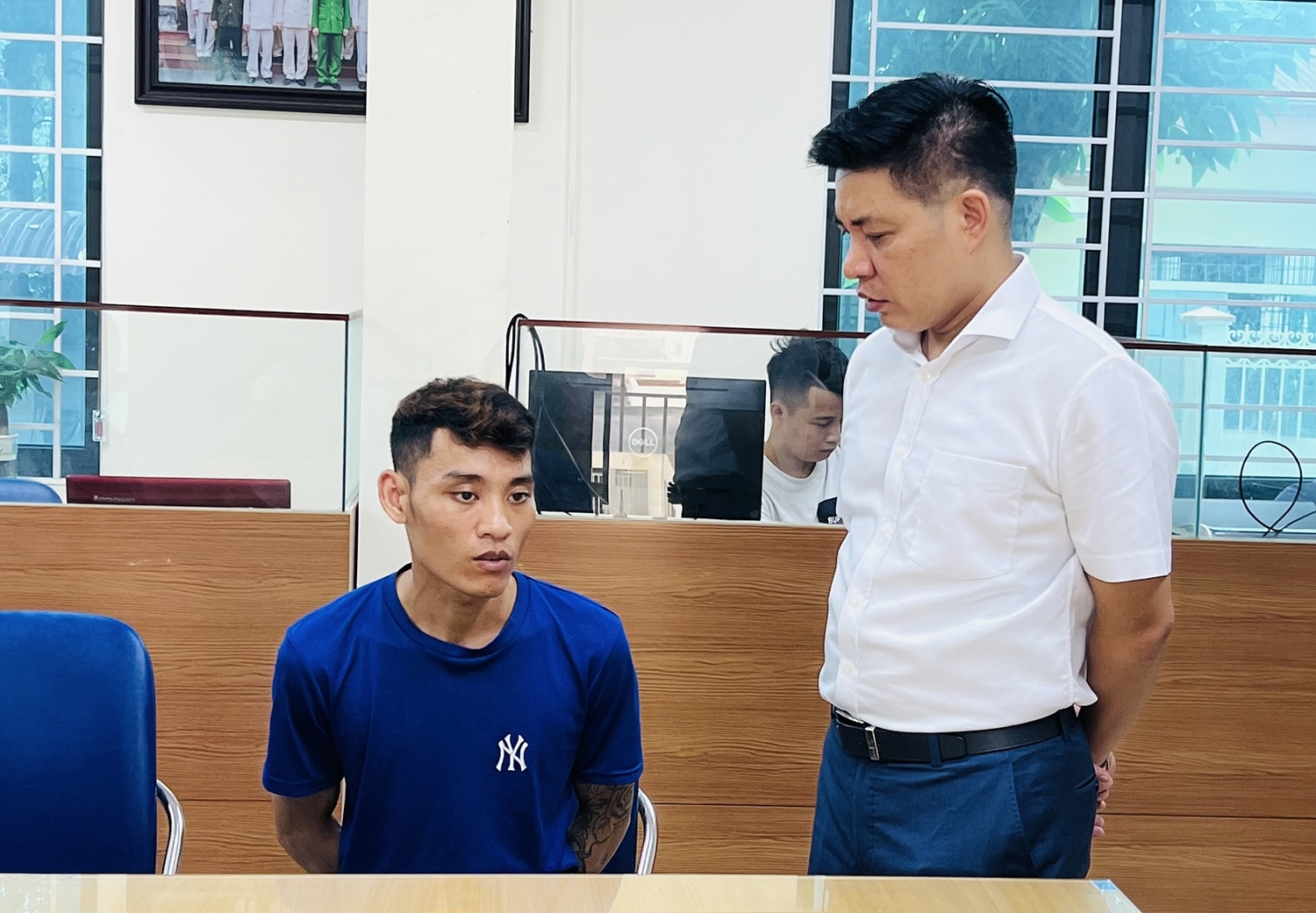 Thượng tá Đỗ Tuấn Sơn - Trưởng Công an Thành phố (áo trắng) xét hỏi đối tượng Thượng tá Đỗ Tuấn Sơn - Trưởng Công an Thành phố (áo trắng) xét hỏi đối tượng