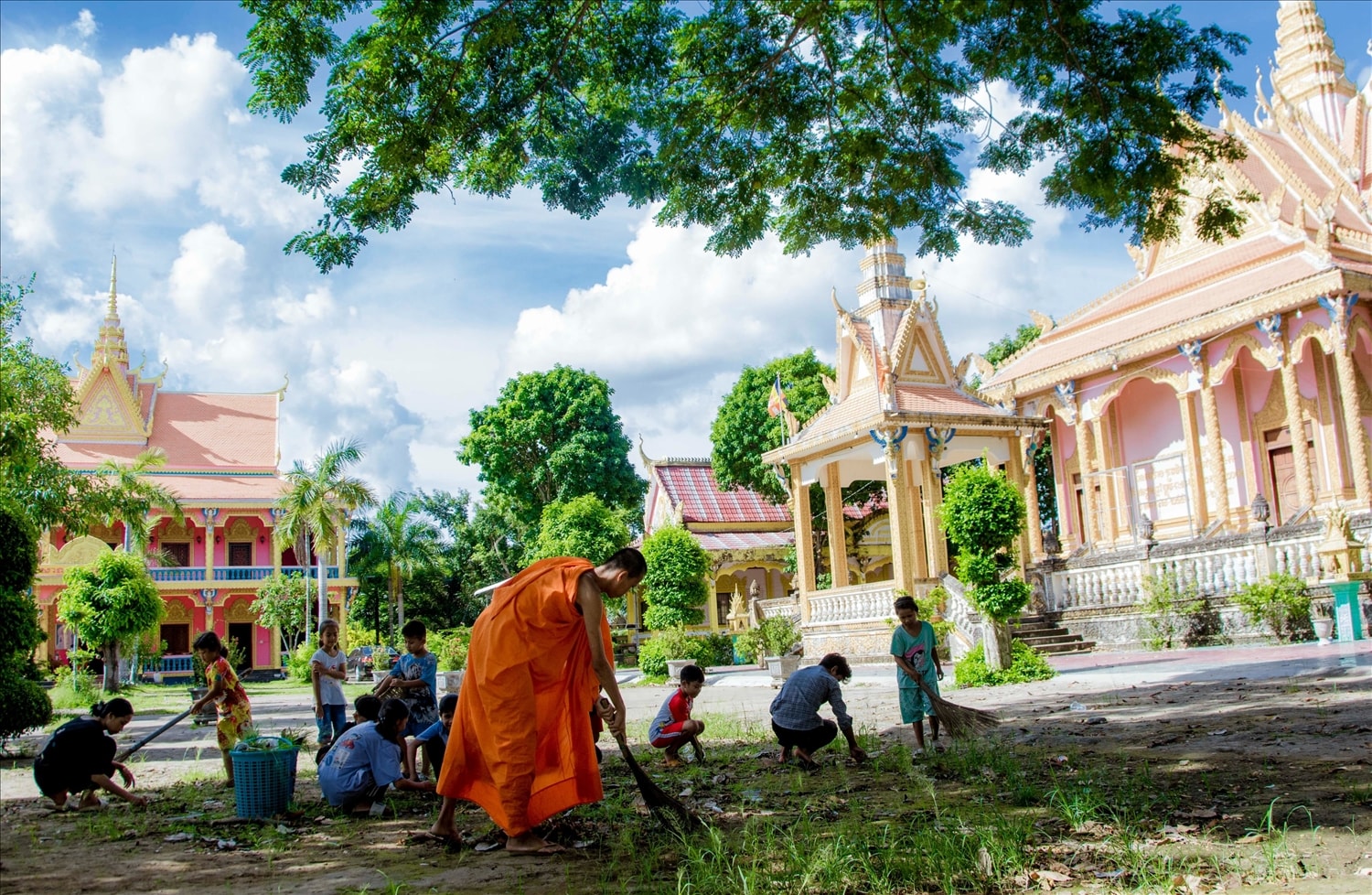 Người có uy tín là các sư sãi, chức sắc tôn giáo đã phát huy lợi thế rất tốt trong việc lồng ghép tuyên truyền, vận động tăng ni, phật tử và đồng bào Người có uy tín là các sư sãi, chức sắc tôn giáo đã phát huy lợi thế rất tốt trong việc lồng ghép tuyên truyền, vận động tăng ni, phật tử và đồng bào