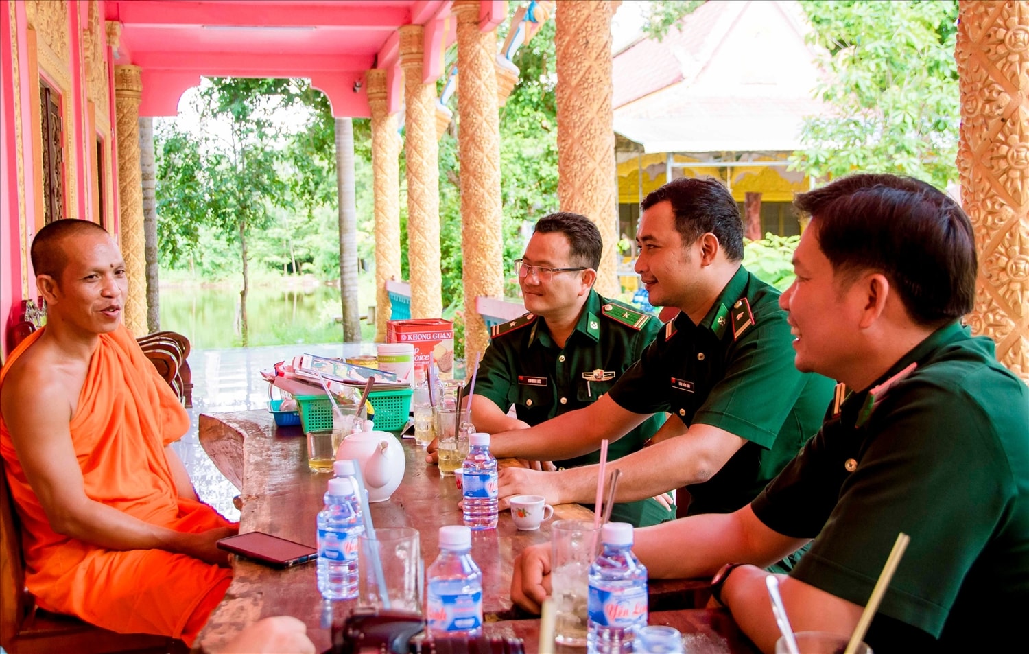 Đại đức Kim Hải Toàn, trụ trì chùa Âng Kol, xã Long Vĩnh, huyện Duyên Hải thường xuyên trao đổi nội dung tuyên truyền, vận động đồng bào phật tử với Bộ đội Biên phòng Đại đức Kim Hải Toàn, trụ trì chùa Âng Kol, xã Long Vĩnh, huyện Duyên Hải thường xuyên trao đổi nội dung tuyên truyền, vận động đồng bào phật tử với Bộ đội Biên phòng