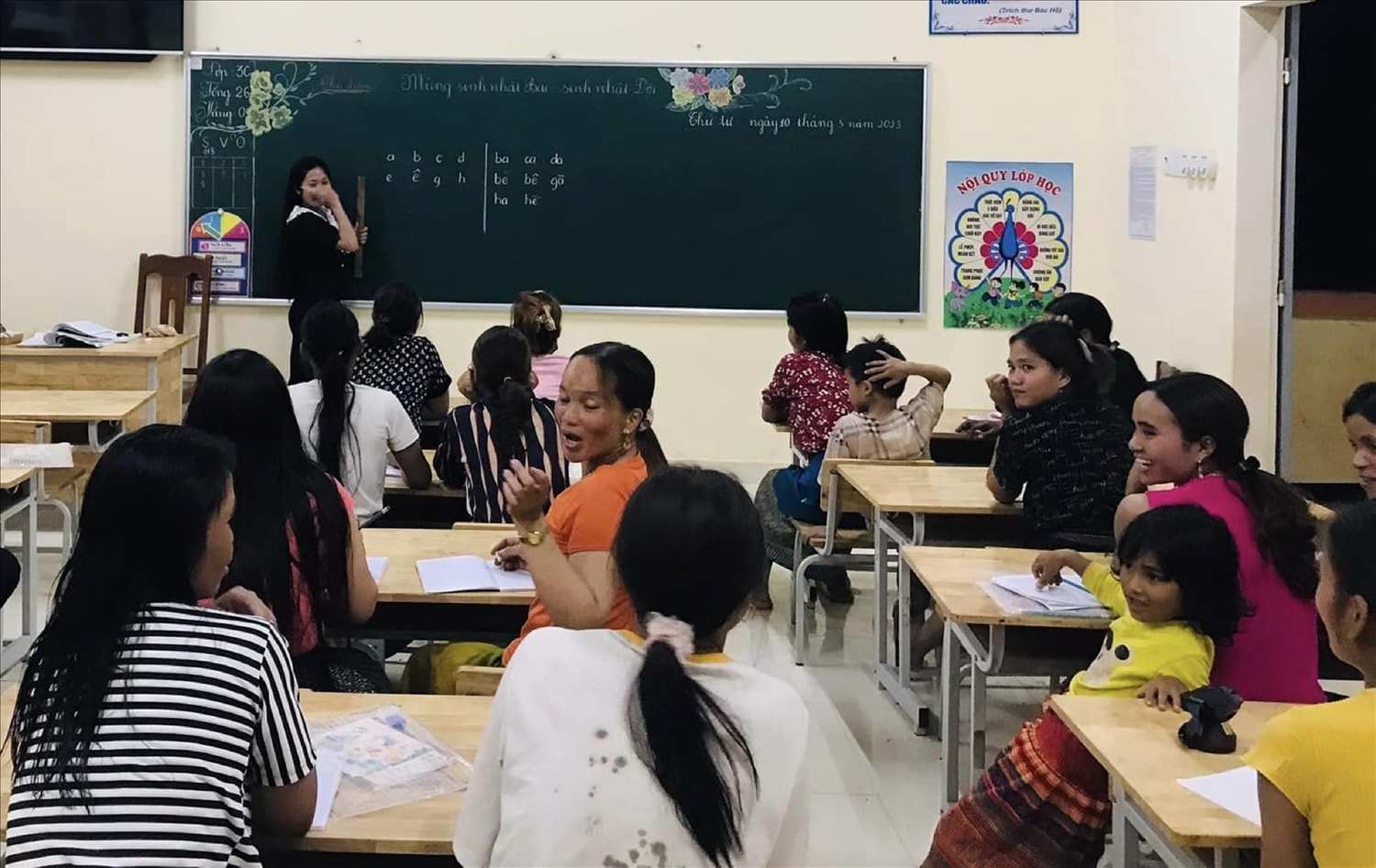 Các cô giáo tại trường Tiểu học và THCS xã Ba Tầng nỗ lực dạy học buổi tối. Các cô giáo tại trường Tiểu học và THCS xã Ba Tầng nỗ lực dạy học buổi tối.