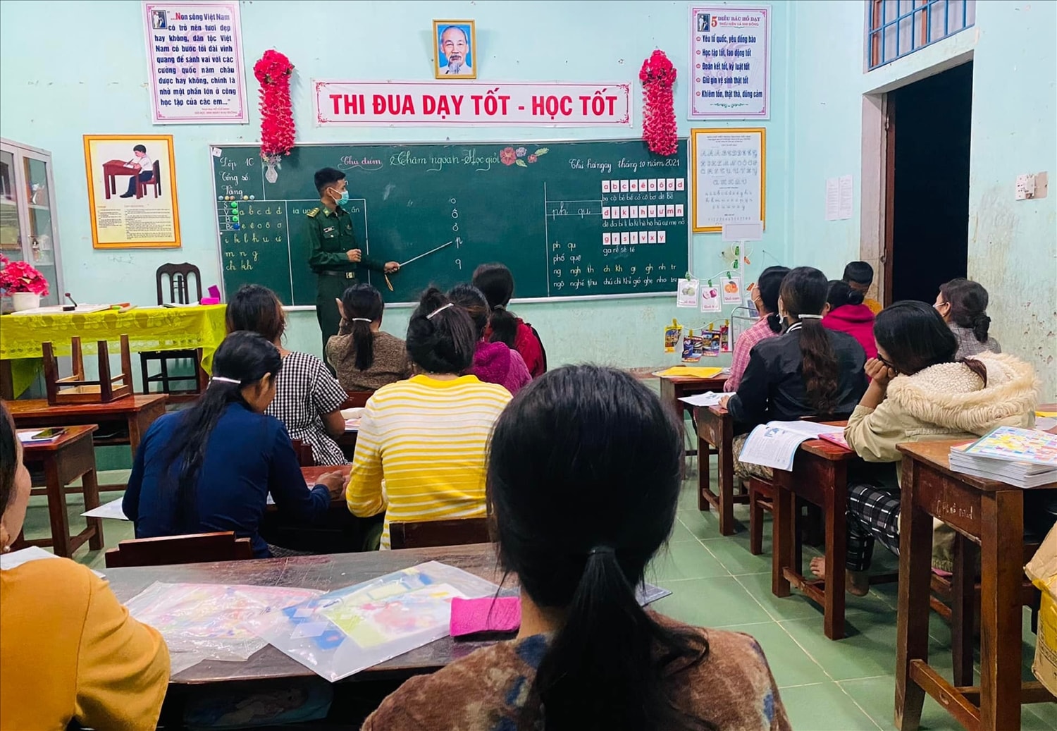 Cán bộ Đồn Biên phòng Ba Tầng, BĐBP Quảng Trị trực tiếp đứng lớp dạy chữ cho người dân. Cán bộ Đồn Biên phòng Ba Tầng, BĐBP Quảng Trị trực tiếp đứng lớp dạy chữ cho người dân.