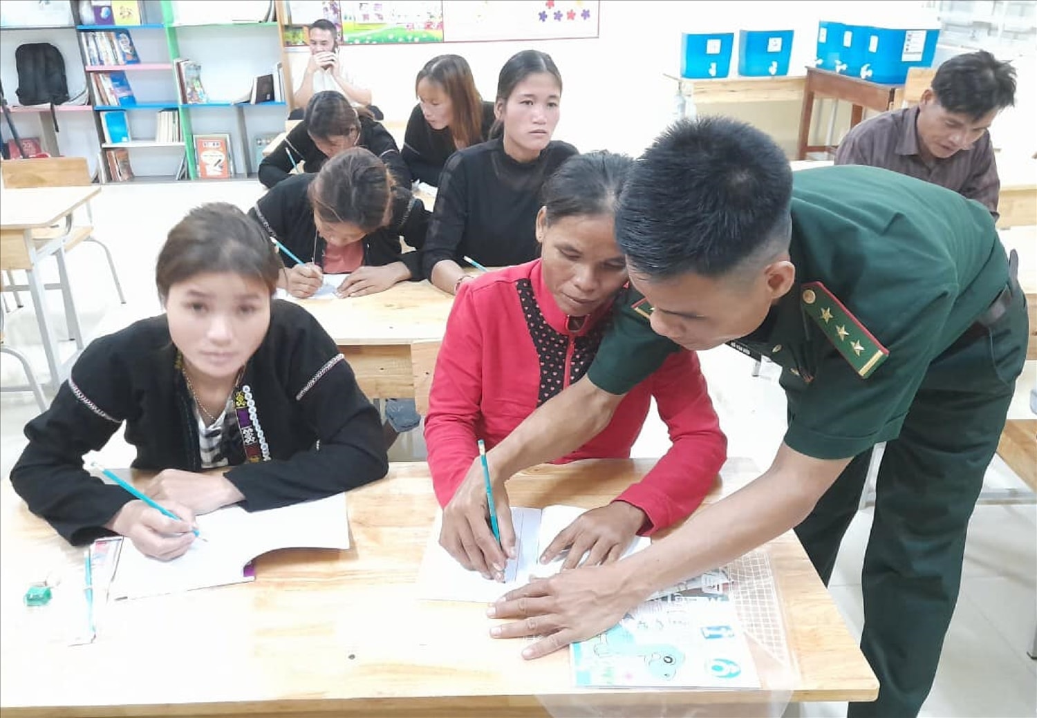 Cán bộ Đồn Biên phòng Ba Tầng miệt mài với từng con chữ cho học viên. Cán bộ Đồn Biên phòng Ba Tầng miệt mài với từng con chữ cho học viên.