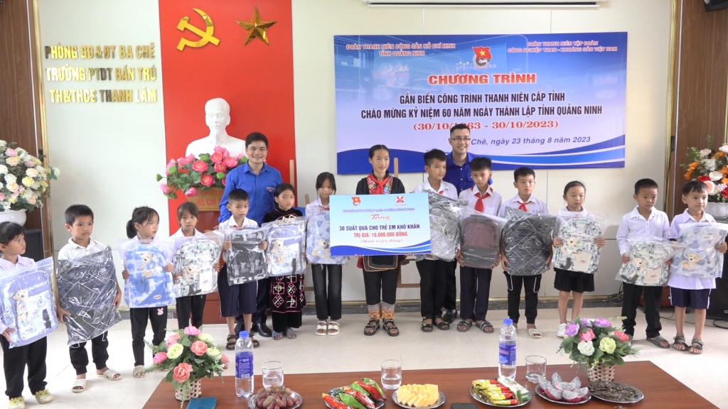 Quảng Ninh gắn biển công trình “Phòng học máy tính cho em” tại trường vùng cao 