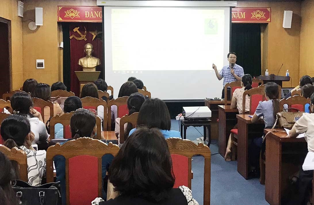 Báo cáo viên truyền đạt các nội dung đến các học viên