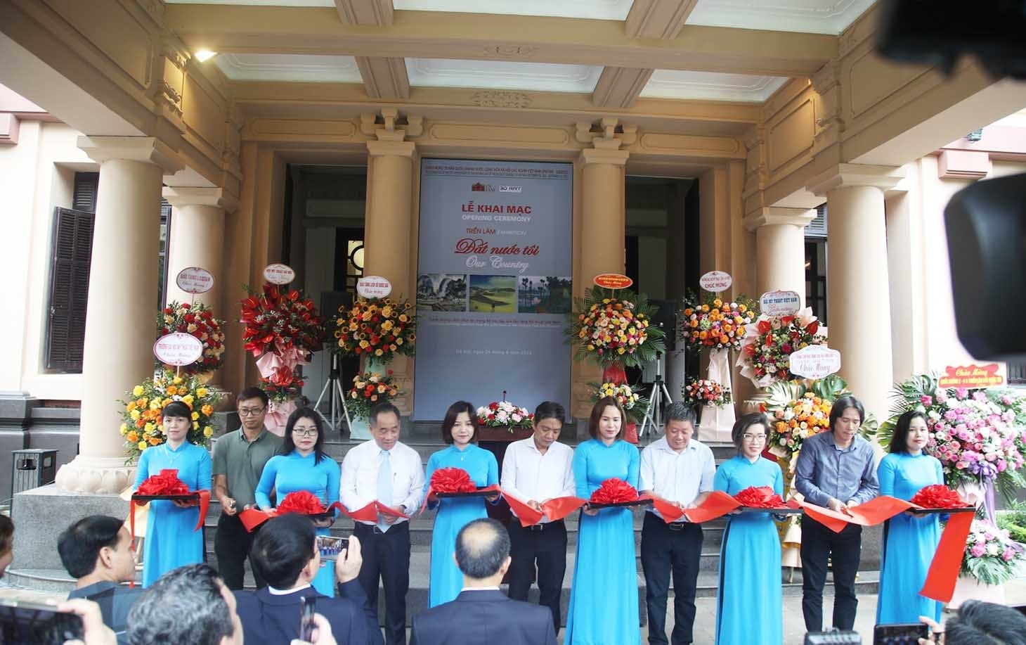 Các đại biểu cắt băng khai mạc triển lãm Các đại biểu cắt băng khai mạc triển lãm