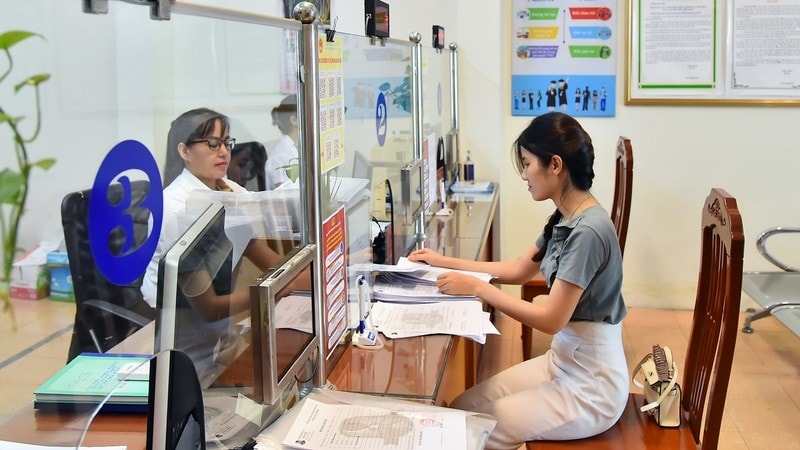 Người dân đến làm thủ tục hành chính tại bộ phận 