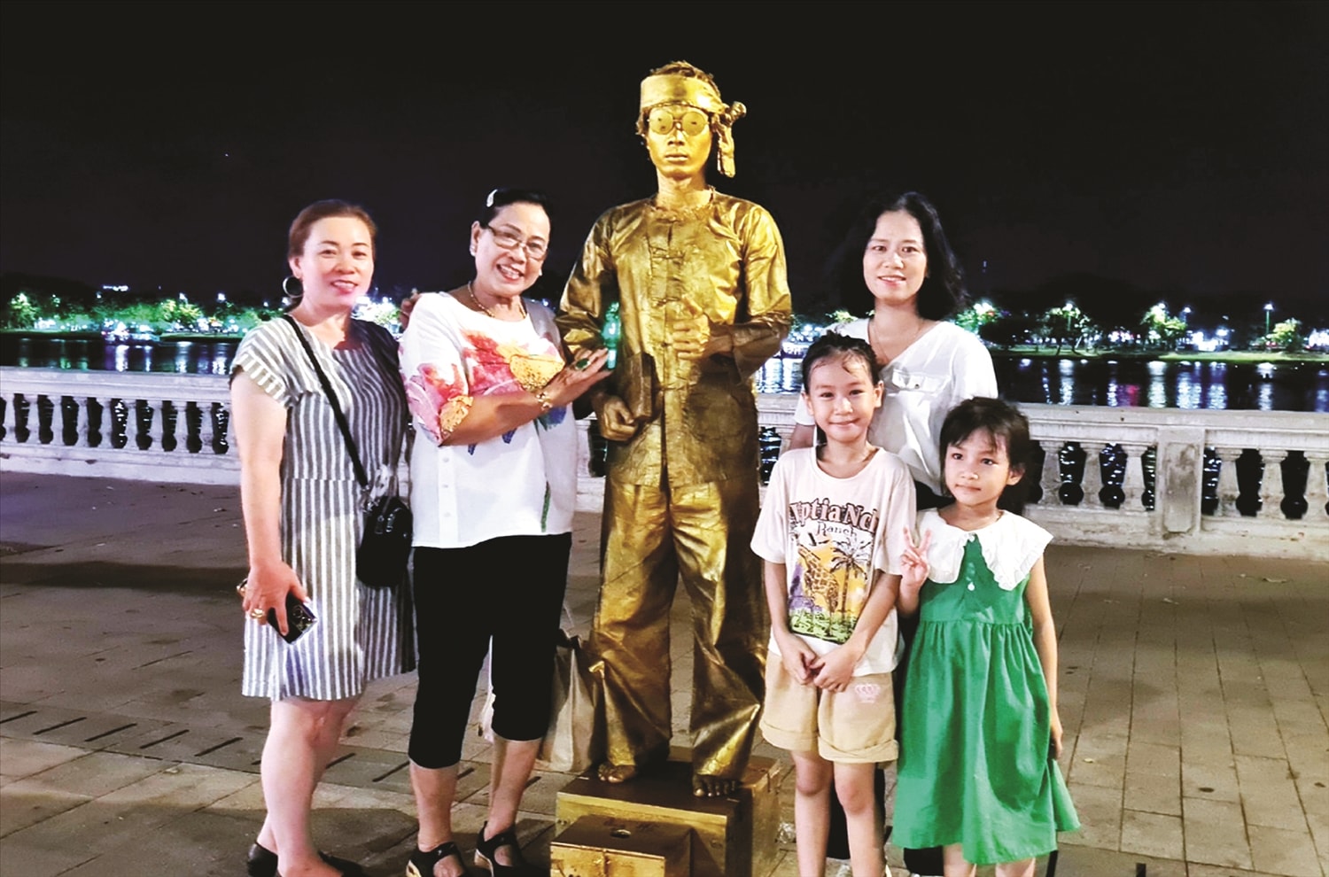 “Nhân tượng” đang diễn và chụp hình lưu niệm cùng du khách