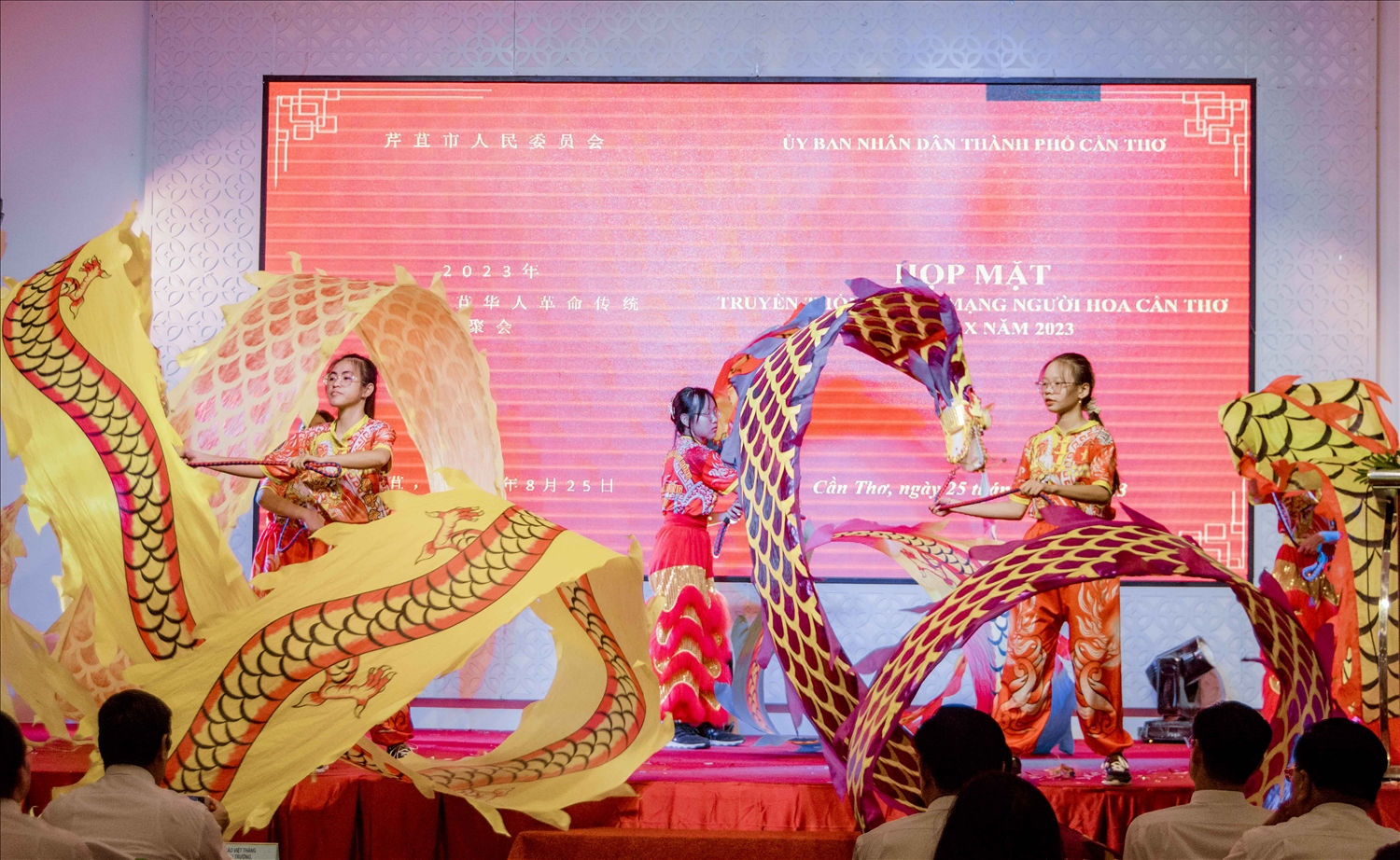 Văn nghệ chào mừng buổi họp mặt truyền thống Cách mạng người hoa Cần Thơ lần thứ X năm 2023