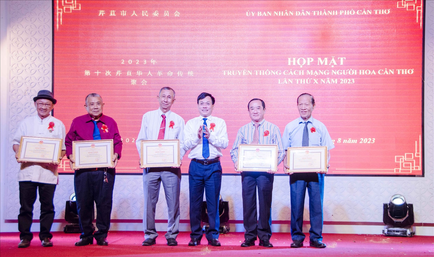 Ông Nguyễn Ngọc Hè - Phó Chủ tịch UBND TP. Cần Thơ trao bằng khen của Chủ tịch UBND TP. Cần Thơ  đến  các tập thể, cá nhân đã có  thành tích đóng góp cho sự phát triển kinh tế - xã hội trên địa bàn