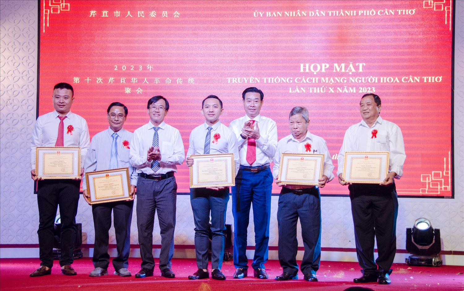 Ông Hồ Văn Phương và Nguyễn Thanh Hòa, Phó Trưởng Ban Dân tộc thành phố trao Giấy khen của Ban Dân tộc TP. Cần Thơ cho tập thể và cá nhân có nhiều đóng góp cho sự phát triển kinh tế, văn hóa - xã hội của TP Cần Thơ, giai đoạn 2021-2023.