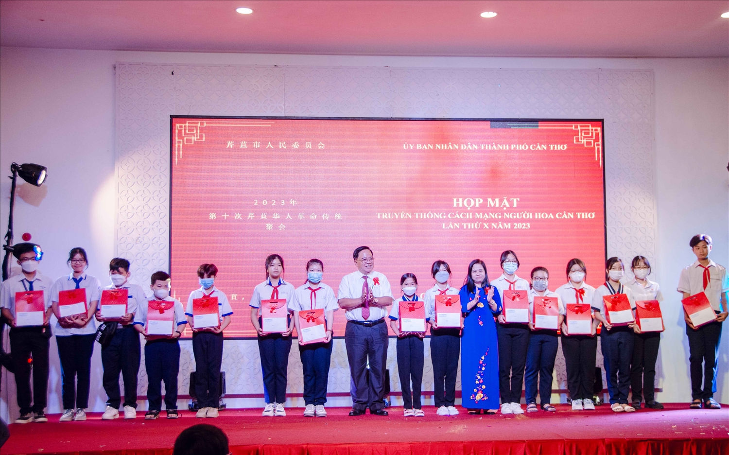 Ông Nguyễn Thanh Xuân, Chủ tịch Hội Khuyến học TP Cần Thơ và bà Lê Thị Thanh Giang, Chủ tịch Liên hiệp các tổ chức hữu nghị TP Cần Thơ trao tặng kinh phí hỗ trợ cho học sinh vượt khó học giỏi
