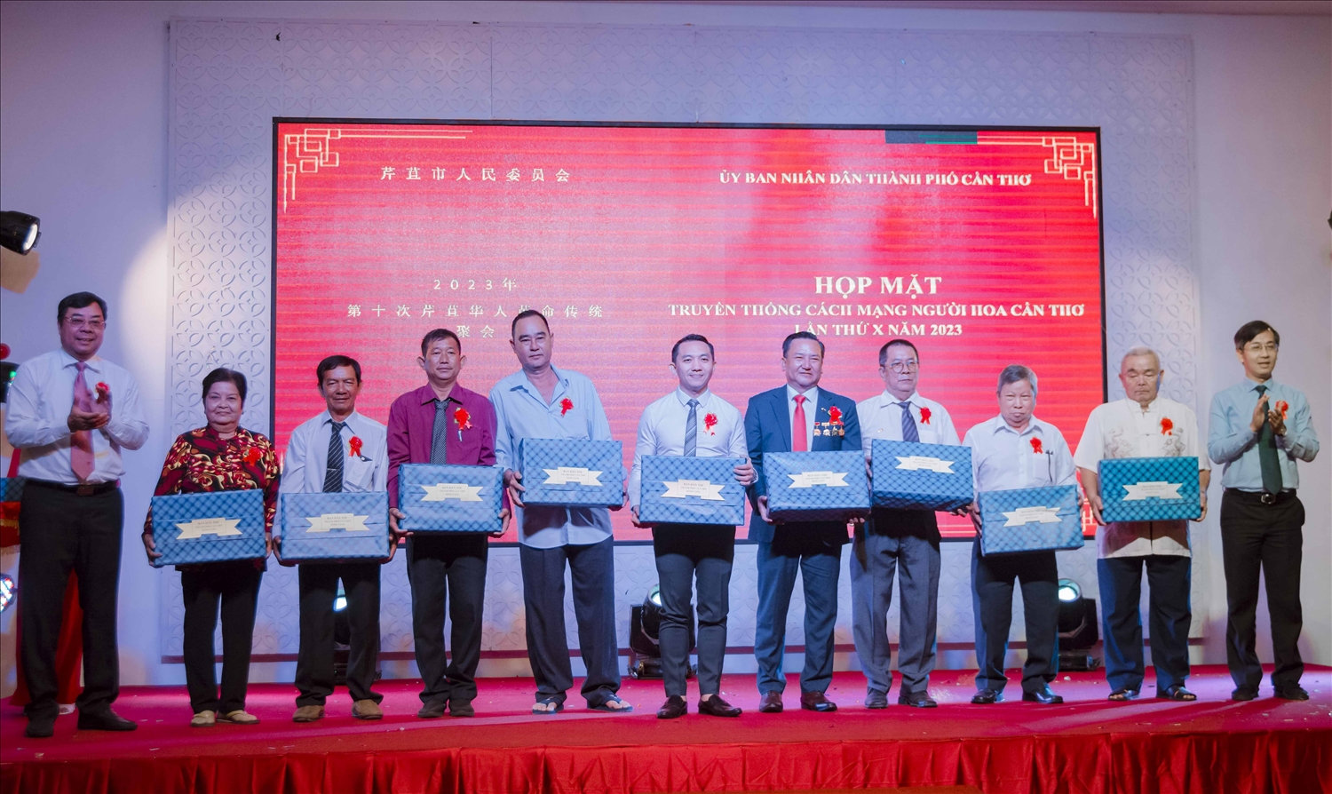  Ông Tào Việt Thắng, Phó Vụ trưởng Vụ Công tác dân tộc địa phương - Ủy ban Dân tộc và ông Phạm Thế Vinh, Phó Trưởng ban Tuyên giáo Thành ủy trao quà lưu niệm cho các cơ sở tôn giáo, tín ngưỡng