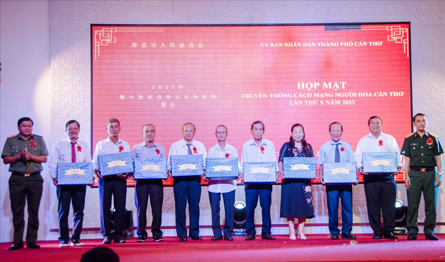 Thượng tá Nguyễn Thành Nhân, Trưởng phòng PA02, Công an TP Cần Thơ và Trung tá Sơn Son, Phòng Dân vận, Cục Chính trị Quân khu 9 trao quà lưu niệm cho các cơ sở tôn giáo, tín ngưỡng.