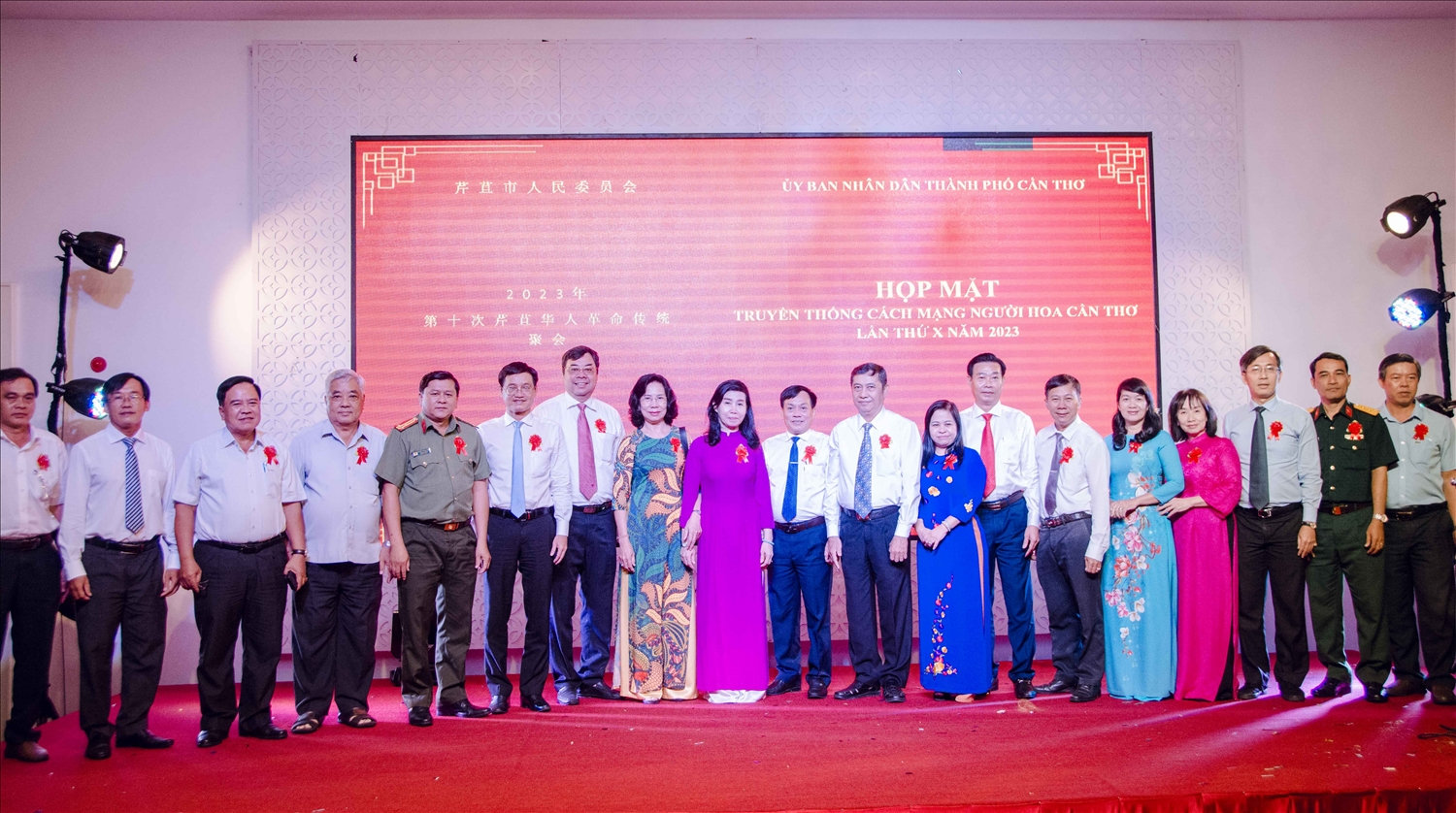 Các đại biểu  chụp ảnh lưu niệm tại buổi họp mặt truyền thống Cách mạng người hoa Cần Thơ lần thứ X năm 2023.