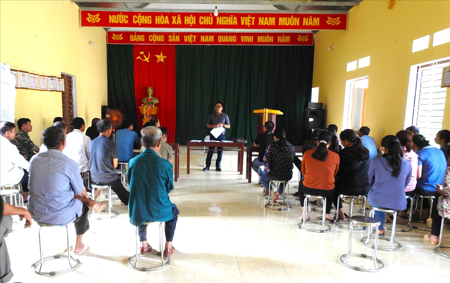 Quang cảnh cuộc họp lấy ý kiến Nhân dân về phát triển sản xuất, chăn nuôi của UBND xã Bắc Thủy với người dân tham gia dự án