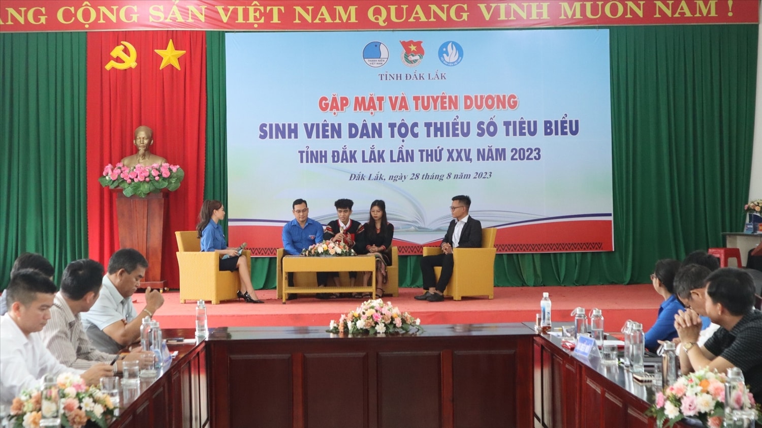 Sinh viên tiêu biểu giao lưu tại chương trình