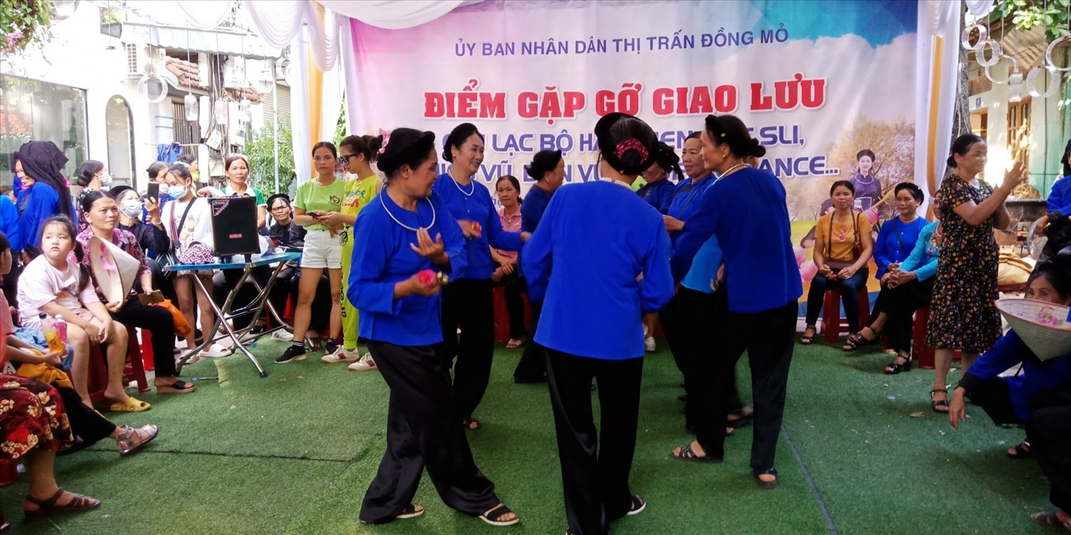 Bà con các dân tộc trên địa bàn huyện Chi Lăng tham gia giao lưu múa, hát dân ca tại Lễ hội truyền thống mùng 10 tháng Giêng