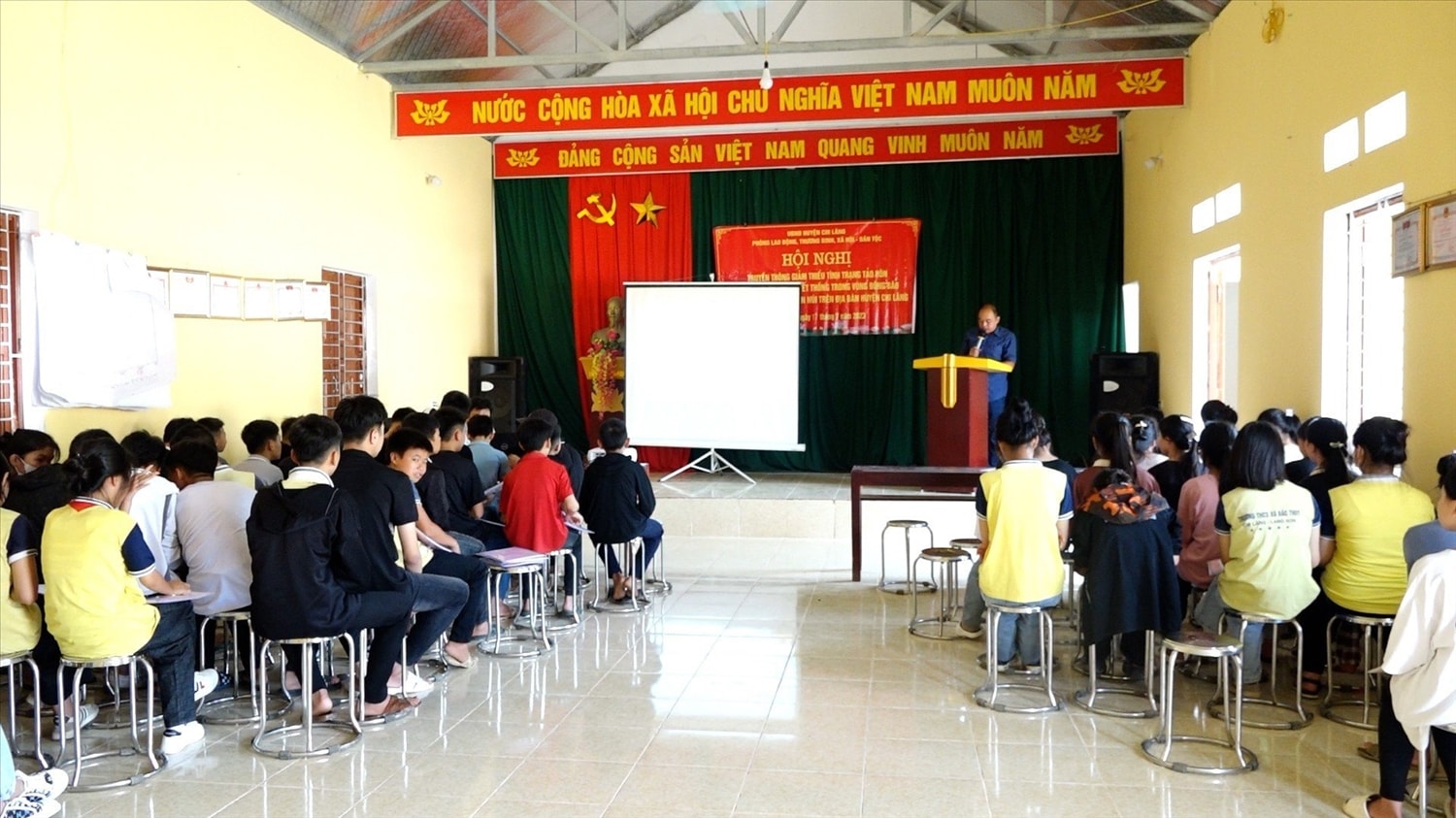 Phó Trưởng Phòng Lao động, Thương binh, Xã hội - Dân tộc huyện Chi Lăng Hoàng Văn Tầm phổ biến quy định về phòng, chống TH&HNCHT cho thanh thiếu niên Phó Trưởng Phòng Lao động, Thương binh, Xã hội - Dân tộc huyện Chi Lăng Hoàng Văn Tầm phổ biến quy định về phòng, chống TH&HNCHT cho thanh thiếu niên