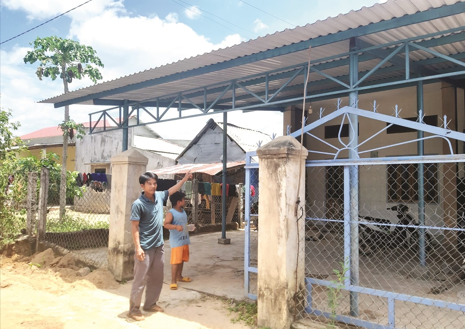 Ông Mai Văn Trị sống ở làng Hiệp Tiến hơn 20 năm nhưng vẫn chưa được cấp sổ đỏ. Ông Mai Văn Trị sống ở làng Hiệp Tiến hơn 20 năm nhưng vẫn chưa được cấp sổ đỏ.