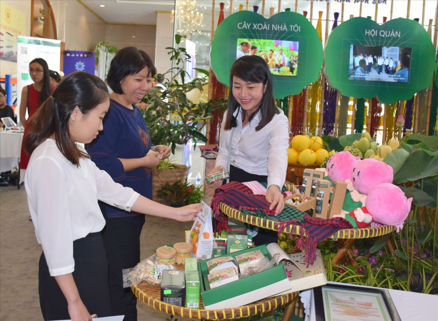 Sản phẩm OCOP của tỉnh Đồng Tháp được giới thiệu trưng bày tại một sự kiện ở Cần Thơ.