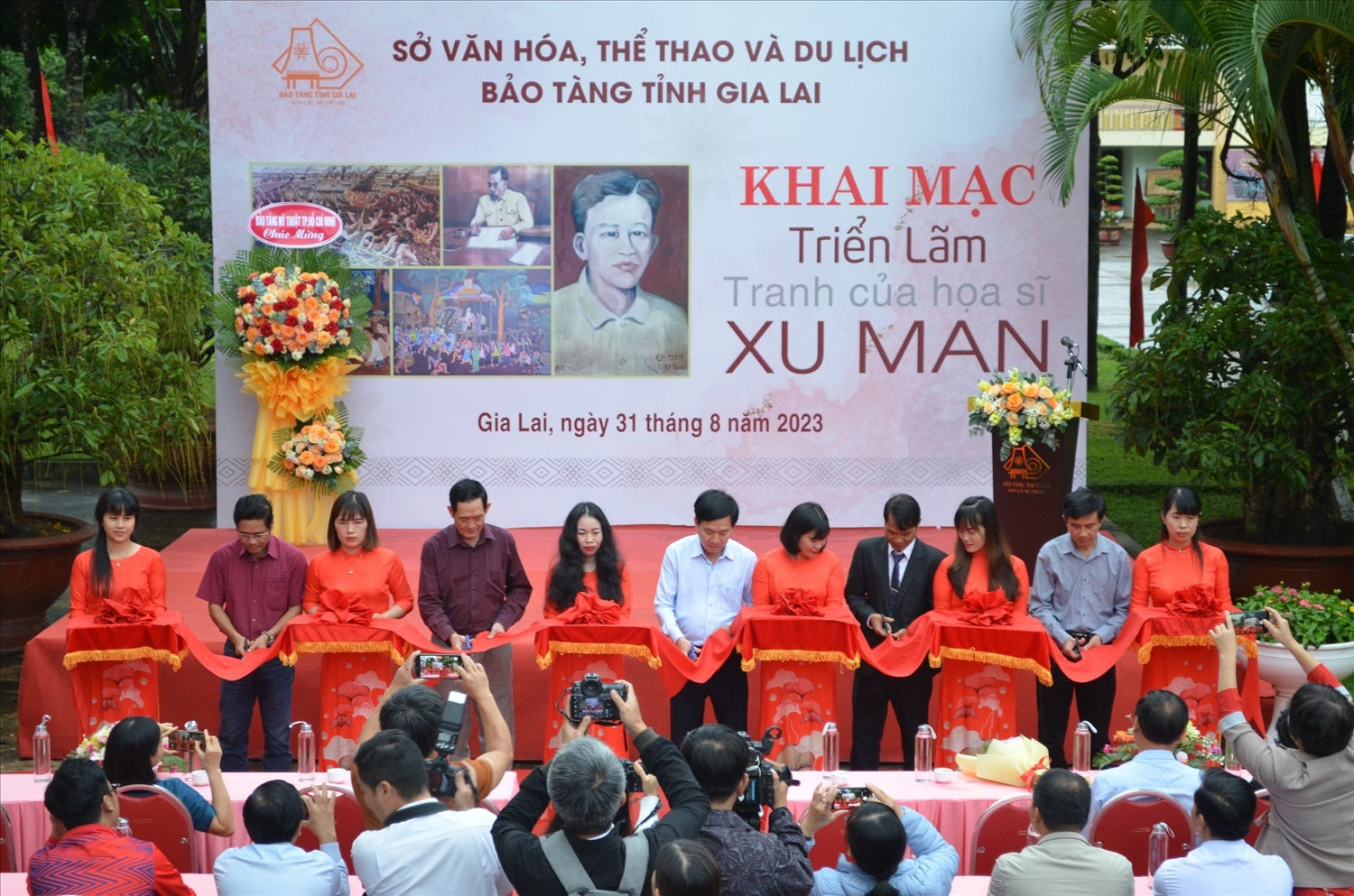 Các đại biểu cắt băng khai mạc Triển lãm 