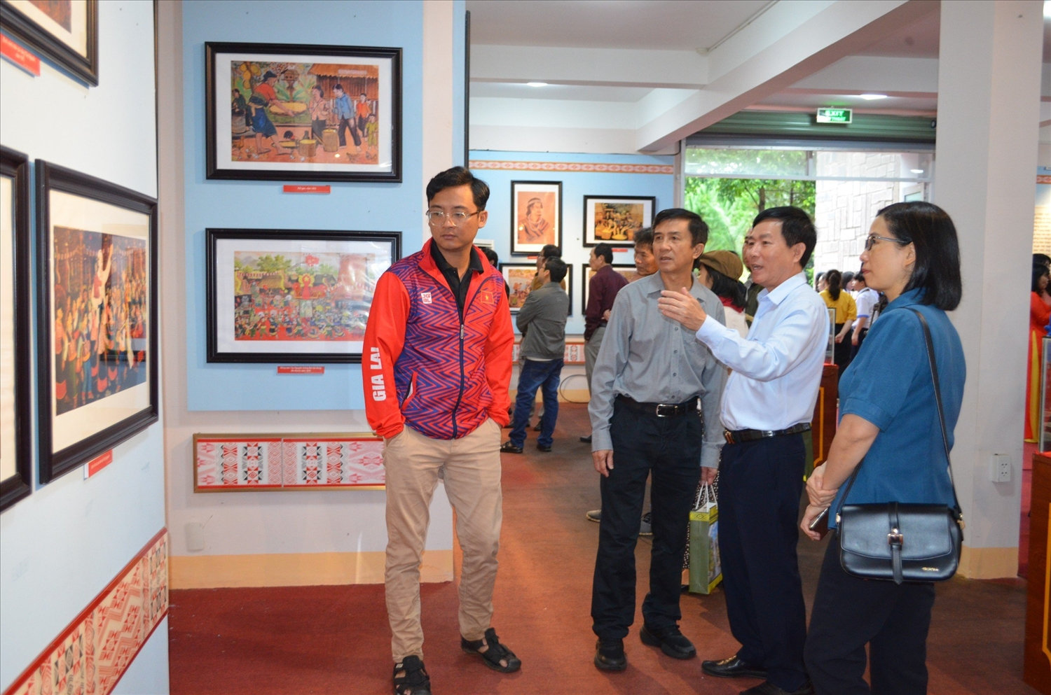 (Tin CTV) Triển lãm tranh của họa sĩ Xu Man 4