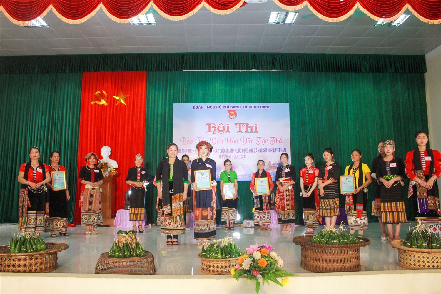 (BÁO IN ĐÃ THÊM ẢNH CHƯA BT CHÚ THÍCH) Người Thái đón Tết Độc lập nhớ ơn Đảng và Bác Hồ 5
