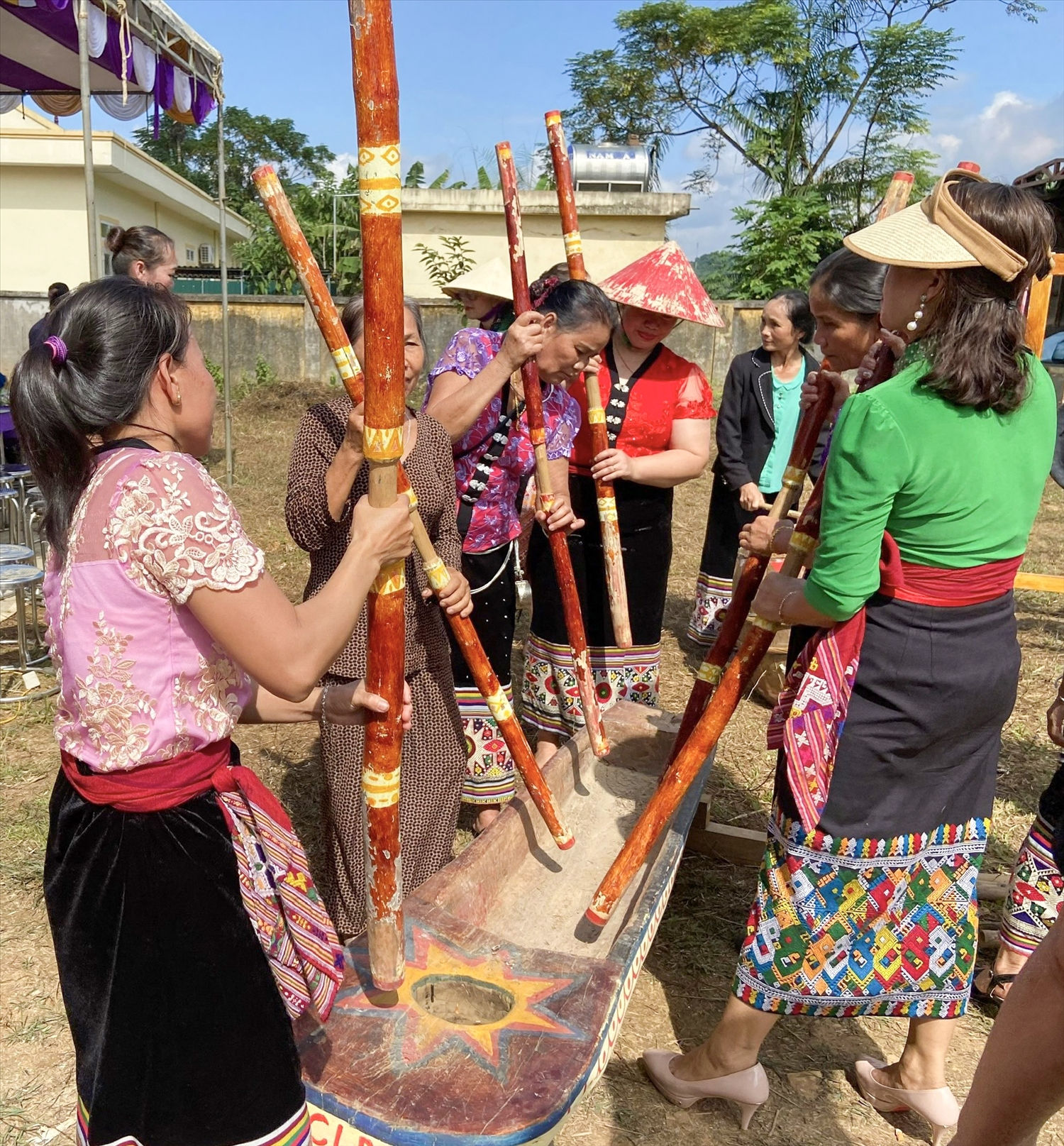 (BÁO IN ĐÃ THÊM ẢNH CHƯA BT CHÚ THÍCH) Người Thái đón Tết Độc lập nhớ ơn Đảng và Bác Hồ 3
