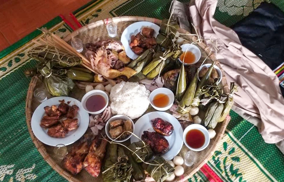 Mâm cúng thịnh soạn của người Thái đón Tết Độc lập. Mâm cúng thịnh soạn của người Thái đón Tết Độc lập.