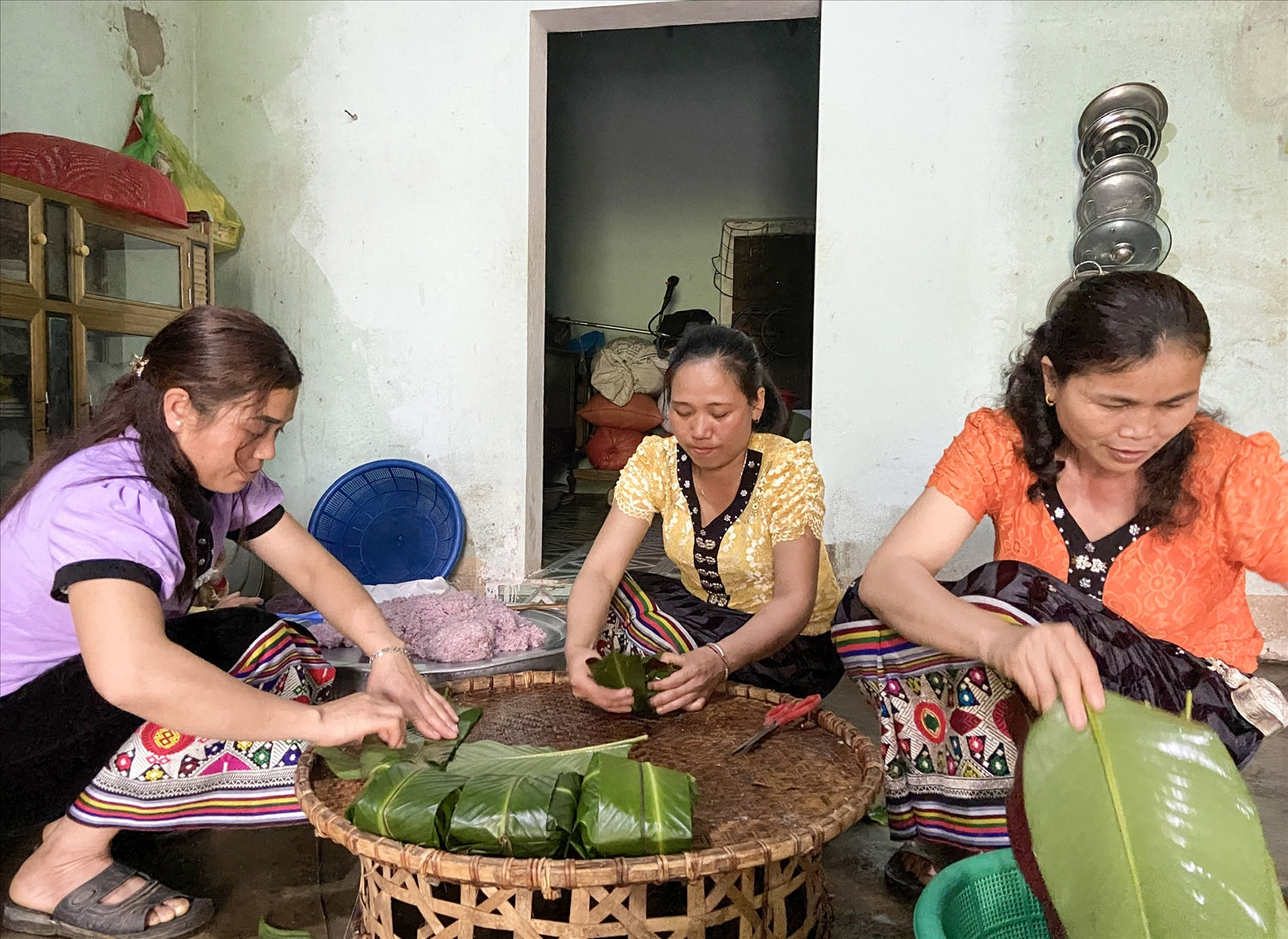 Ngày Tết Độc lập, người Thái thường tổ chức ăn uống linh đình. Phụ nữ thái chuẩn bị xôi để mời khách Ngày Tết Độc lập, người Thái thường tổ chức ăn uống linh đình. Phụ nữ thái chuẩn bị xôi để mời khách