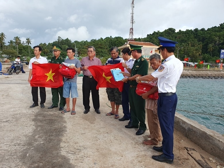 Lực lượng vũ trang của tỉnh Kiên Giang đã phối hợp với cấp ủy Đảng, chính quyền địa phương thực hiện tốt công tác dân vận, nhất là trong đồng bào DTTS vùng giáp biên giới.