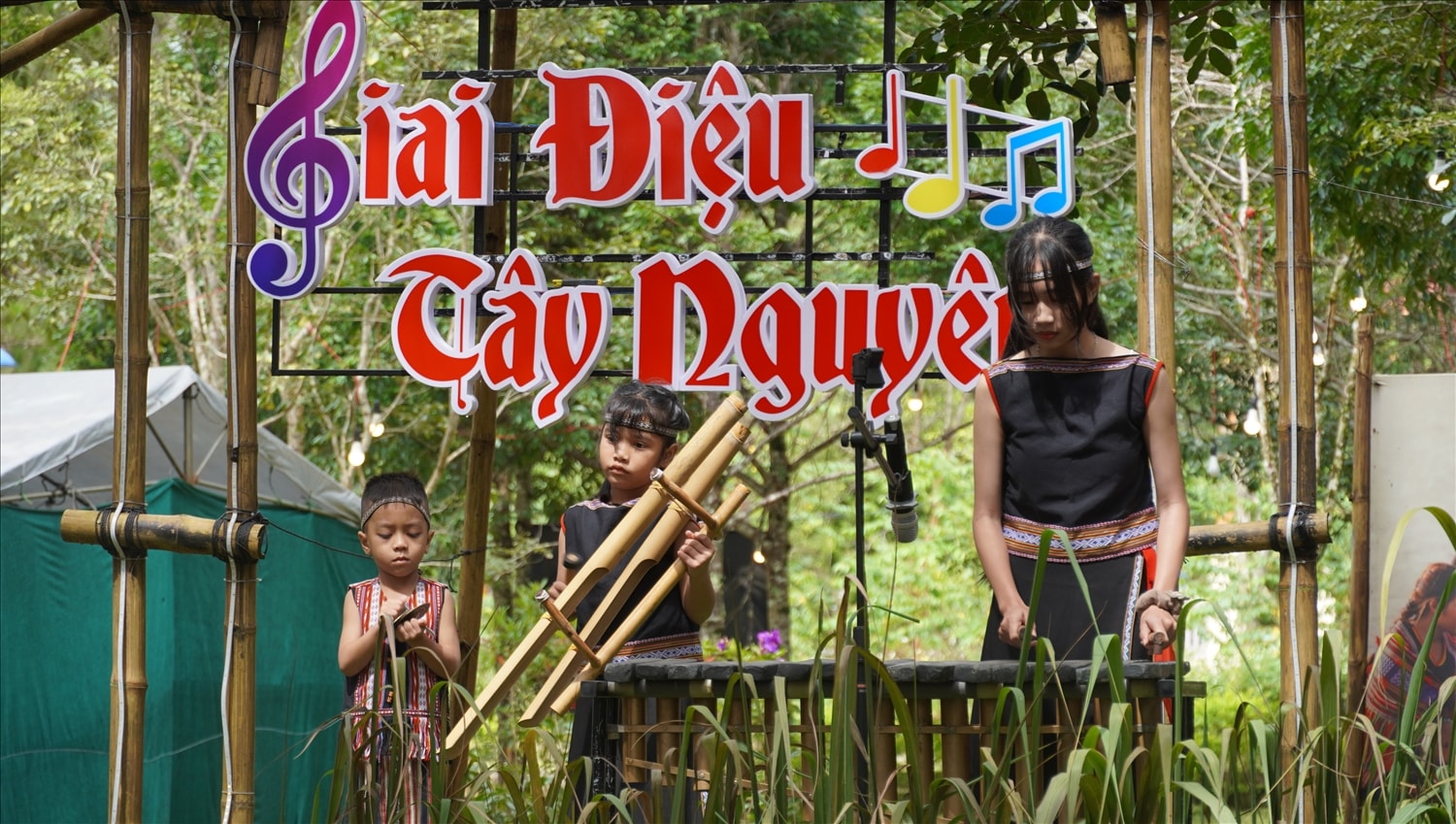 Các em thiếu nhi trình diễn các loại nhạc cụ truyền thống của DTTS